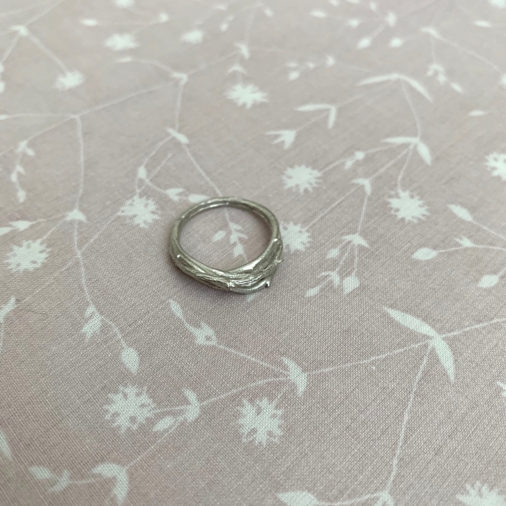 Twisted branches ring